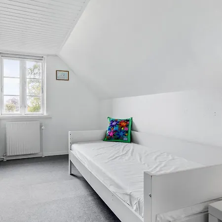 펜션 3 Bedroom Gorgeous In Aakirkeby
